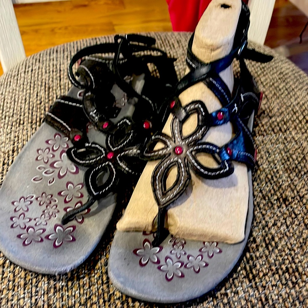Cushe women sandals size 10 black and pink
